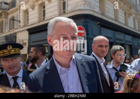 Marseille, Frankreich. 7. Juli 2023. Bruno Le Maire, französischer Wirtschafts- und Finanzminister, trifft Ladenbesitzer, die Opfer von Plünderungen sind. Bruno Le Maire, der französische Wirtschafts- und Finanzminister, kommt nach Marseille, um Ladenbesitzer im Stadtzentrum zu unterstützen, die Opfer von Plünderungen während der städtischen Unruhen am 29. Und 30. Juni 2023 waren, nachdem der junge Nahel bei einem Polizeicheck gestorben war. (Kreditbild: © Laurent Coust/SOPA Images via ZUMA Press Wire) NUR REDAKTIONELLE VERWENDUNG! Nicht für den kommerziellen GEBRAUCH! Stockfoto