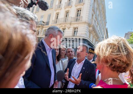 Marseille, Frankreich. 7. Juli 2023. Bruno Le Maire, französischer Wirtschafts- und Finanzminister, trifft Ladenbesitzer, die Opfer von Plünderungen sind. Bruno Le Maire, der französische Wirtschafts- und Finanzminister, kommt nach Marseille, um Ladenbesitzer im Stadtzentrum zu unterstützen, die Opfer von Plünderungen während der städtischen Unruhen am 29. Und 30. Juni 2023 waren, nachdem der junge Nahel bei einem Polizeicheck gestorben war. (Kreditbild: © Laurent Coust/SOPA Images via ZUMA Press Wire) NUR REDAKTIONELLE VERWENDUNG! Nicht für den kommerziellen GEBRAUCH! Stockfoto