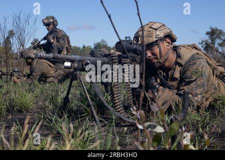 USA Marines mit Bataillon Landing Team 2/1, 31. Marine Expeditionary Unit, führen Feuer- und Manövrierübungen während einer Flugfeldübung im Shoalwater Bay Military Training Area, Australien, 6. Juli 2023 durch. BLT 2/1 wurde beauftragt, einen Flugplatz zur Unterstützung der vorderen Bewaffnungs- und Tankstelle des Luftwaffenelements zu erobern. Die 31. MEU operiert an Bord von Schiffen der America Amphibious Ready Group im Einsatzgebiet der 7.-Flotte, um die Interoperabilität mit Verbündeten und Partnern zu verbessern und als einsatzbereite Eingreiftruppe zur Verteidigung von Frieden und Stabilität in der Region Indo-Pazifik zu dienen. ( Stockfoto