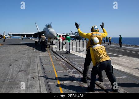 Aviation Boatswain's Mate (Handling) Airman Javien Yearling aus Dallas, dem weltweit größten Flugzeugträger USS Gerald R. Fords (CVN 78) Air Department leitet am 8. Juli 2023 ein E/A-18G Growler, angeschlossen an die „Gray Wolves“ des Electronic Attack Squadron (VAQ) 142, auf dem Flugdeck. VAQ-142 wird an Bord von Gerald R. Ford als Teil von Carrier Air Wing (CVW) 8 eingesetzt. Gerald R. Ford ist die USA Der neueste und fortschrittlichste Flugzeugträger der Navy, der einen Generationssprung in den USA darstellt Die Fähigkeit der Navy, Energie auf globaler Ebene zu projizieren. Die Gerald R. Ford Carrier Strike Group ist dran Stockfoto