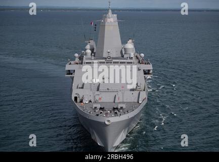 230708-N-OF444-3031 Covenas, Kolumbien - (8. Juli 2023) - Amphibien-Transportdock der San-Antonio-Klasse USS New York (LPD-21) steht bereit, um MV-22-Flugzeuge der Marine Medium Tiltrotor Squadron 774 (VMM-774) Covenas, Kolumbien 8. Juli 2023 zu empfangen. Stockfoto