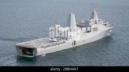 230708-N-OF444-2488 Covenas, Kolumbien - (8. Juli 2023) - Amphibien-Transportdock der San-Antonio-Klasse USS New York (LPD-21) steht bereit, um MV-22-Flugzeuge der Marine Medium Tiltrotor Squadron 774 (VMM-774) Covenas, Kolumbien 8. Juli 2023 zu empfangen. Stockfoto