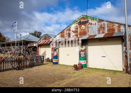 Juli 2023, Sofala ehemalige Goldgräberstadt in New South Wales, historische Stadt während des Goldrauschs und Heritage Garage, Australien Stockfoto