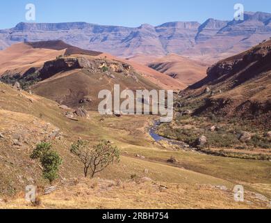 Der Bushmans River fließt durch das Giants Castle Game Reserve im Ukhahlamba Drakensberg Park in KwaZulu-Natal in Südafrika. Stockfoto