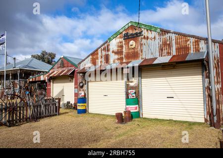 Juli 2023, Sofala ehemalige Goldgräberstadt in New South Wales, historische Stadt während des Goldrauschs und Heritage Garage, Australien Stockfoto