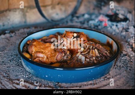 Nahaufnahme von traditionellem gegrilltem Fleisch im Ofen auf offener Flamme Stockfoto