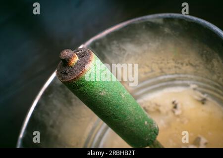 Mückenschutzmittel für den Außenbereich. Insektizidstäbchen von grünen Mücken, Nahaufnahme Stockfoto