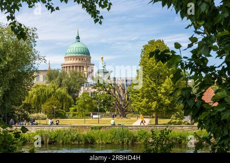 Potsdam, Brandenburg, Deutschland - 3. Juni 2023: Museum Barberini vom Nuthe-Park in Potsdam, Brandenburg, Deutschland Stockfoto