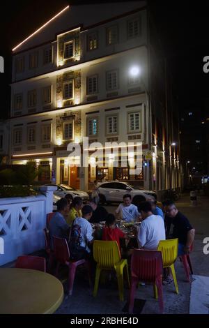 Leute, die draußen auf der Straße essen, in der relativ kühlen Atmosphäre des Abends, Wanderlust Hotel, Dickson St, Little India, Singapur. Kein MR oder PR Stockfoto