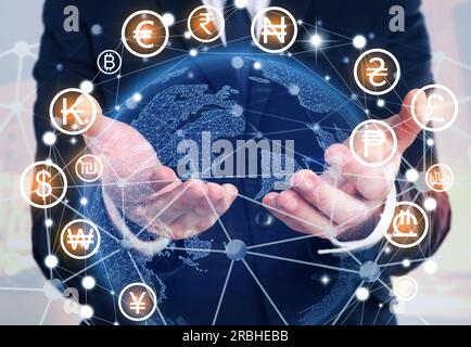 Geldwechsel. Doppelbelichtung mit dem digitalen Planeten, umgeben von verschiedenen Währungssymbolen und einem Foto des Menschen Stockfoto