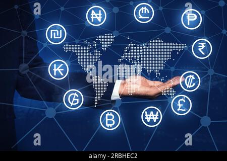 Geldwechsel. Doppelbelichtung mit digitaler Weltkarte, verschiedenen Währungssymbolen und einem Foto von Menschen Stockfoto