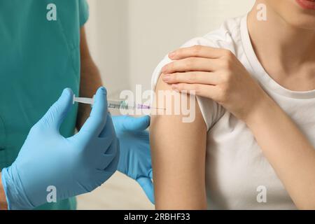 Arzt, der dem Patienten Hepatitis-Impfstoff gibt, Nahaufnahme Stockfoto