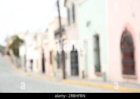 San Pedro Garza Garcia, Mexiko – 8. Februar 2023: Verschwommener Blick auf die Straße mit wunderschönen Gebäuden Stockfoto