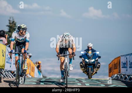 Puy De Dome, Frankreich. 09. Juli 2023. Bild von Zac Williams/SWpix.com- 09/07/2023 - Radfahren - 2023 Tour de France - Stage 9 Saint-Leonard-de-Noblat nach Puy de Dome (182,4km) - Matteo Jorgensen, Team Movistar, Matej Mohoric, Bahrain Victorious. Kredit: SWpix/Alamy Live News Stockfoto