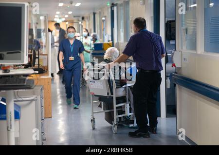 Datei Foto vom 18/01/23 einer allgemeinen Ansicht des Personals auf einer NHS-Krankenhausstation am Ealing Hospital in London. NHS-Vorstände in Schottland haben in den letzten vier Jahren mehr als £31 Millionen Dollar für Nachwuchsärzte der Agentur ausgegeben, neue Zahlen zeigen. Statistiken, die durch die Rechtsvorschriften zur Informationsfreiheit an die schottische Arbeitskraft herausgegeben wurden, zeigten, dass zwischen 2019-20 und 2022 £31.052.819 23 EUR für Ärzte in der Ausbildung durch Agenturen ausgegeben wurden, um Lücken zu schließen. Ausgabedatum: Montag, 10. Juli 2023. Stockfoto