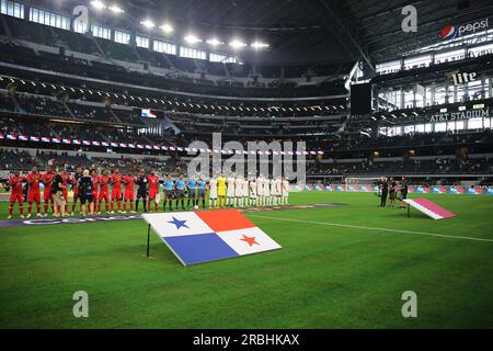 Arlington, Texas, USA. 8. Juli 2023. Die Gold-Cup-Teams Panama (rot) und Katar (weiß) treffen sich im AT&T Stadium für Einführungen und Nationalhymnen vor dem Viertelfinale am Samstag im AT&T Stadium in Arlington, Texas. Zwischen den Teams in Hellblau befinden sich die Verantwortlichen für das Spiel. (Kreditbild: © Brian McLean/ZUMA Press Wire) NUR REDAKTIONELLE VERWENDUNG! Nicht für den kommerziellen GEBRAUCH! Stockfoto