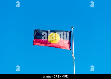 Die Australian Aboriginal Flag ist die offizielle Flagge der australischen Aborigines (First Nations). Stockfoto