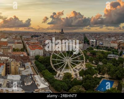 Luftlandschaft über die Innenstadt von Budapest. Im Preis inbegriffen sind das Budapester Riesenrad und die Basilca St. Stephens und der Erzsebet-Platz Stockfoto