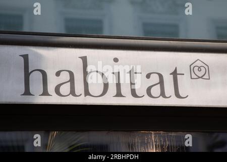 annecy , Frankreich - 06 16 2023 : Habitat Markentext und Logo französisches Geschäft Heim Möbelhaus Geschäft Stockfoto