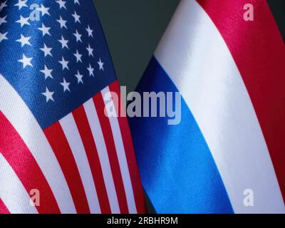 Nahaufnahme der Flaggen der USA und der Niederlande. Stockfoto