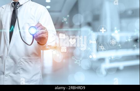 Arzt zeigt Stethoskop und medizinische Symbole im Krankenhaus. Medizinische Versorgung und medizinische Dienste. Stockfoto