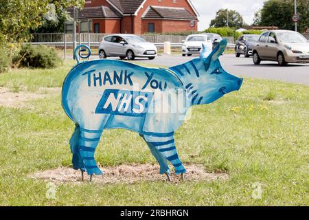Die berühmten Tamworth Pig Skulpturen, die sich rund um die Stadt befinden, wurden 2021 im Rahmen eines Kunstprojekts mit dem Künstler Luke Perry renoviert. Abgebildet ist die Schweinestatue auf der B5000. Insel mit der Silver Link Road. Stockfoto