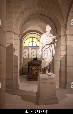 PARIS, FRANKREICH - 16. APRIL 2023: Statue und Grab von Voltaire, 1694 - 1778, berühmter französischer Schriftsteller und Philosoph. Pantheon in Paris, Frankreich. Stockfoto