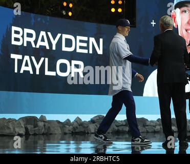 Seattle, Usa. 09. Juli 2023. Third Basebman, Brayden Taylor (L), wird vom MLB-Kommissar Rob Manfred begrüßt, nachdem er am Sonntag, den 9. Juli 2023, von den Tampa Bay Rays auf dem MLB-Entwurf 2023 in Lumen Field in Seattle, Washington, ausgewählt wurde. Foto: Aaron Josefczyk/UPI Credit: UPI/Alamy Live News Stockfoto