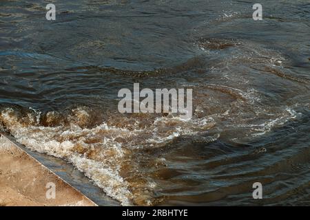 Abwasserrohre in den Fluss, Wasserverschmutzung und Umweltschadenkonzept, selektiver Fokus Stockfoto
