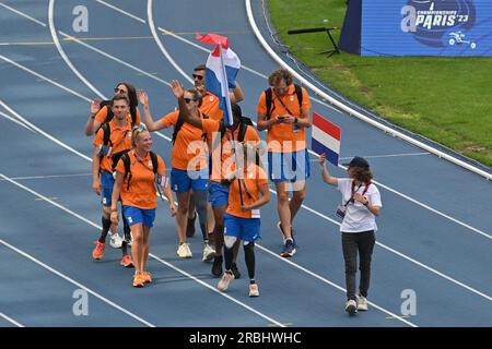 Paris, Frankreich. 08. Juli 2023. PARIS, FRANKREICH - JULI 8: Team Natherlands winkt während der Eröffnungszeremonie am 1. Tag der Pariser 2023-Para-Leichtathletik-Weltmeisterschaft im Stade Charlety am 8. Juli 2023 in Paris, Frankreich (Foto von Marcus Hartmann/BSR-Agentur). Kredit: BSR-Agentur/Alamy Live News Stockfoto