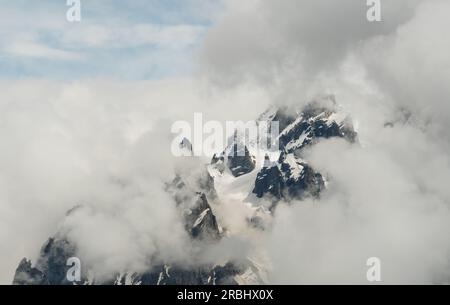 Schneebedeckte Berge in Wolken Stockfoto
