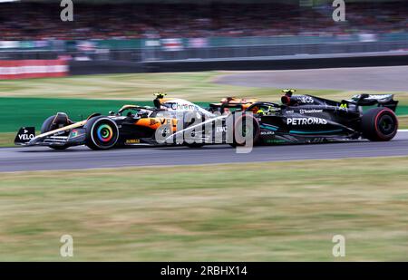 Silverstone, Großbritannien. 9. Juli 2023. McLaren's britischer Fahrer Lando Norris (L) und Mercedes' britischer Fahrer Lewis Hamilton fahren am 9. Juli 2023 während des britischen Formel-1-Grand Prix 2023 auf dem Silverstone Circuit in Großbritannien. Kredit: Li Ying/Xinhua/Alamy Live News Stockfoto