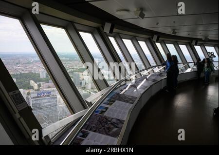Berlin, Deutschland. 05. Juli 2023. Besucher sehen von der Besucherplattform des Berliner Fernsehturms. Mit 368 Metern ist der Berliner Fernsehturm das höchste Bauwerk Deutschlands sowie der fünftgrößte Fernsehturm Europas. Mehr als eine Million Besucher pro Jahr besuchen die Aussichtsplattform auf 203 Metern Höhe oder das Restaurant direkt darüber. (Zu dpa-KORR Fernsehtürmen in Deutschland - Aussicht ist Ausnahme) Kredit: Bernd von Jutrczenka/dpa/Alamy Live News Stockfoto