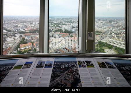 Berlin, Deutschland. 05. Juli 2023. Informationen zu Gebäuden finden Sie vor den Fenstern der Besucherplattform des Berliner Fernsehturms. Mit 368 Metern ist der Berliner Fernsehturm das höchste Bauwerk Deutschlands sowie der fünftgrößte Fernsehturm Europas. Mehr als eine Million Besucher pro Jahr besuchen die Aussichtsplattform auf 203 Metern Höhe oder das Restaurant direkt darüber. (Zu dpa-KORR Fernsehtürmen in Deutschland - Aussicht ist Ausnahme) Kredit: Bernd von Jutrczenka/dpa/Alamy Live News Stockfoto