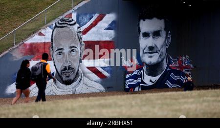 Silverstone, Großbritannien. 9. Juli 2023. Zuschauer gehen am 9. Juli 2023 während des Formel-1-Grand Prix 2023 auf dem Silverstone Circuit in Großbritannien an der Rennstrecke vorbei. Kredit: Li Ying/Xinhua/Alamy Live News Stockfoto