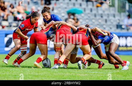 Hamburg, Deutschland. 09. Juli 2023. Rugby: Finalturnier der Europameisterschaft der Frauen in Sevens im Sportpark Steinwiesenweg. Die Teams kämpfen um den Ball. Kredit: Axel Heimken/dpa/Alamy Live News Stockfoto