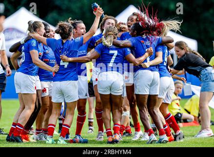 Hamburg, Deutschland. 09. Juli 2023. Rugby: Finalturnier der Europameisterschaft der Frauen in Sevens im Sportpark Steinwiesenweg. Team Frankreich feiert den Sieg. Kredit: Axel Heimken/dpa/Alamy Live News Stockfoto