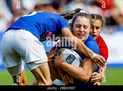 Hamburg, Deutschland. 09. Juli 2023. Rugby: Finalturnier der Europameisterschaft der Frauen in Sevens im Sportpark Steinwiesenweg. Lili Dezou aus Frankreich versucht, einen Ball zu verteidigen. Kredit: Axel Heimken/dpa/Alamy Live News Stockfoto