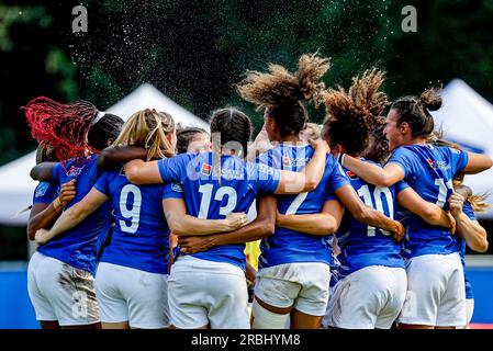 Hamburg, Deutschland. 09. Juli 2023. Rugby: Finalturnier der Europameisterschaft der Frauen in Sevens im Sportpark Steinwiesenweg. Team Frankreich feiert den Sieg. Kredit: Axel Heimken/dpa/Alamy Live News Stockfoto