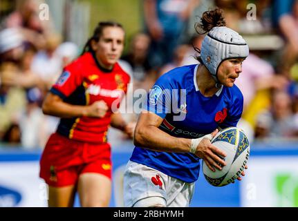 Hamburg, Deutschland. 09. Juli 2023. Rugby: Finalturnier der Europameisterschaft der Frauen in Sevens im Sportpark Steinwiesenweg. Camille Grassineau aus Frankreich versucht, einen Ball durchzusetzen. Kredit: Axel Heimken/dpa/Alamy Live News Stockfoto