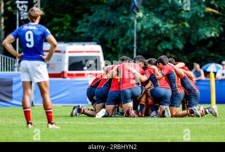 Hamburg, Deutschland. 09. Juli 2023. Rugby: Finalturnier der Sevens Europameisterschaft der Männer im Sportpark Steinwiesenweg. Team Spanien bildet vor dem Anstoß einen Kreis. Kredit: Axel Heimken/dpa/Alamy Live News Stockfoto