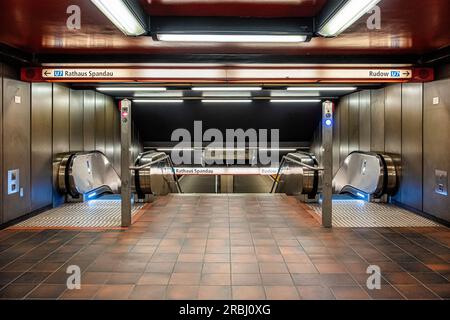 U-Bahn-Station Rohrdamm U-Bahn der Linie U7 in Siemensstadt, Berlin. Teil des BVG-Pendlernetzes Stockfoto