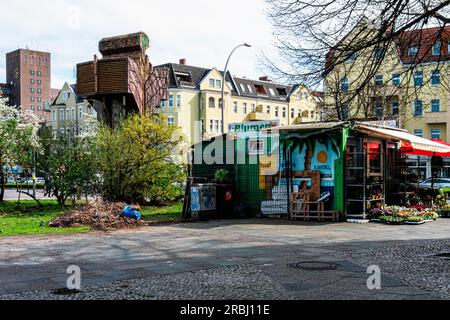 Lüftungsschacht. Luftfilterturm des NBC-Schutzdachs über Siemensdamm U-Bahn-Station, Spandau, Berlin, Deutschland. Stockfoto