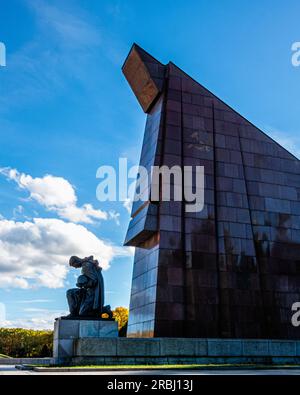 Abstract Granitfahne & Soldatenskulptur mit gesenktem Kopf am sowjetischen Kriegsdenkmal für 7000 WW2 verstorbene Soldaten, Treptower Park, Berlin, Deutschland Stockfoto