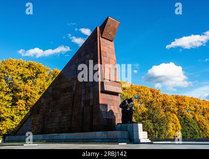 Abstract Granitfahne & Soldatenskulptur mit gesenktem Kopf am sowjetischen Kriegsdenkmal für 7000 WW2 verstorbene Soldaten, Treptower Park, Berlin, Deutschland Stockfoto