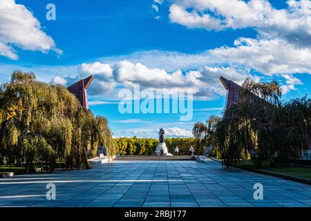 Zwei rote Granitfahnen und Soldatenstatue am sowjetischen Kriegsdenkmal für 7000 WW2 verstorbene Soldaten in Treptow, Berlin Stockfoto