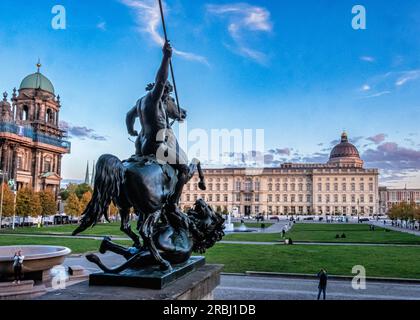 Löwenkämpfer 1858, The Lion Fighter ist eine 1858 Bronzestatue von Albert Wolf vor dem Alten Museum, Lustgarten, Berlin, Deutschland. Stockfoto