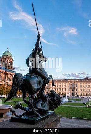 Löwenkämpfer 1858, The Lion Fighter ist eine 1858 Bronzestatue von Albert Wolf vor dem Alten Museum, Lustgarten, Berlin, Deutschland. Stockfoto