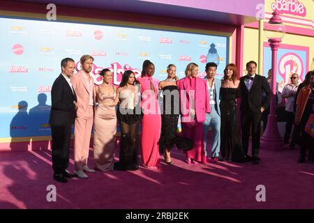 Los Angeles, Kalifornien, USA 9. Juli 2023 (L-R) Produzent David He-man, Schauspieler Ryan Gosling, Schauspielerin America Ferrera, Schauspielerin Ariana Greenblatt, Schauspielerin Issa Rae, Schauspielerin Margot Robbie, Regisseurin Greta Gerwig, Schauspielerin Simu Liu, Schauspielerin Hari Nef besuchen Warner Bros Pictures Weltpremiere von ÔBarbieÕ im Shrine Auditorium am 9. Juli 2023 in Los Angeles, Kalifornien, USA. Foto: Barry King/Alamy Live News Stockfoto