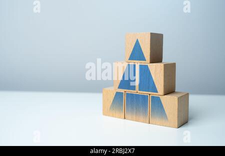 Pyramide mit hierarchischer Struktur. Entwicklung, Beförderung. Karrierefortschritt. Erzielung von Erfolg und Eroberung neuer Höhen. Wachstum bei Umsatz, Gewinn und Stockfoto